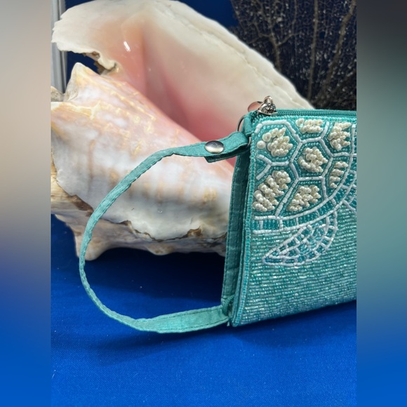 NWOT Sea Turtle Beaded Club Bag - Picture 4 of 4